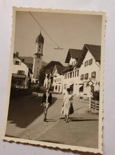 Leute beim Einkaufen in Nesselwang