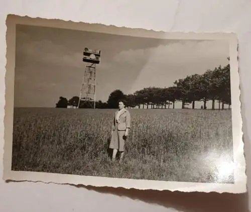 Frau vor Richtfunkturm