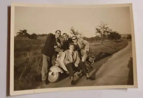 Männer auf einem Roller