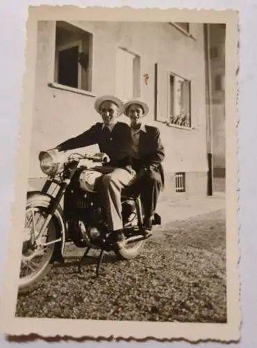 2 Männer auf Motorrad