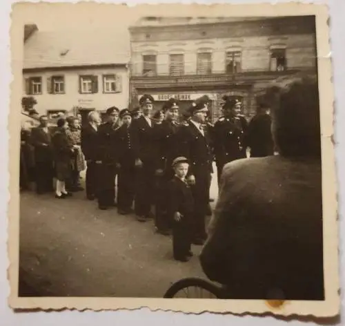 Menschen in Uniform bei Umzug (3)