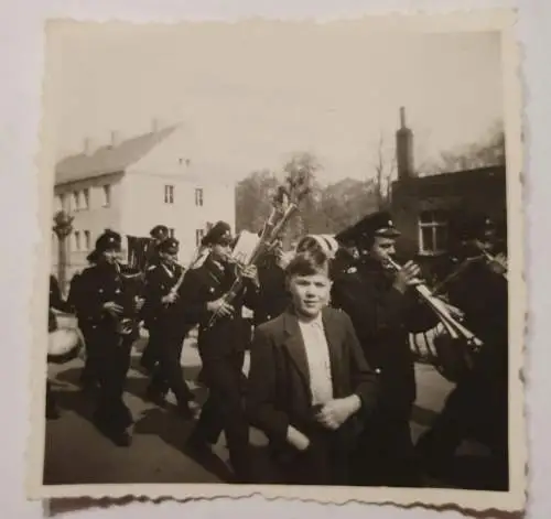 Menschen in Uniform bei Umzug (2)