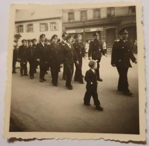 Menschen in Uniform bei Umzug