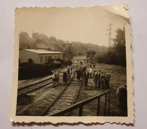 Menschen auf Bahngleisen