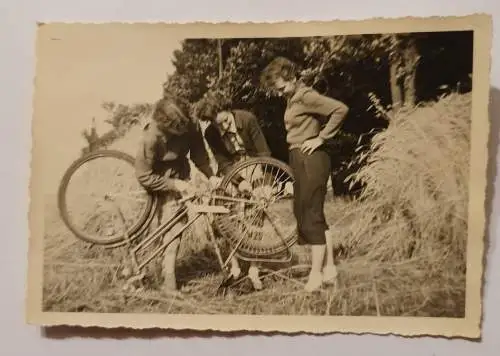 3 Frauen beim Fahrrad Flicken