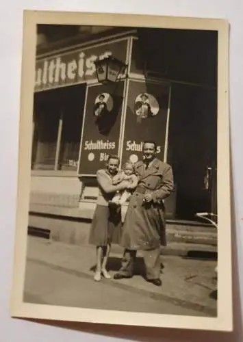 Familie vor Lokal - 1954