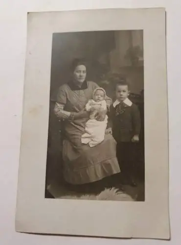 Frau mit Baby und Kind