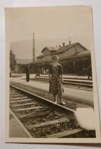 Frau vor Bahnhof
