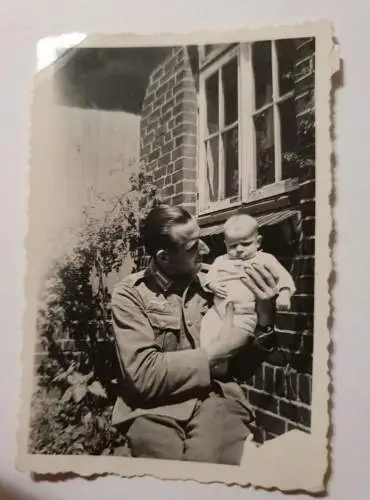 Soldat in Uniform mit Baby