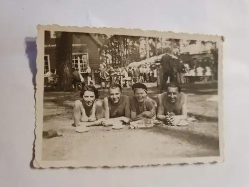 4 Menschen beim Sonnen 1934