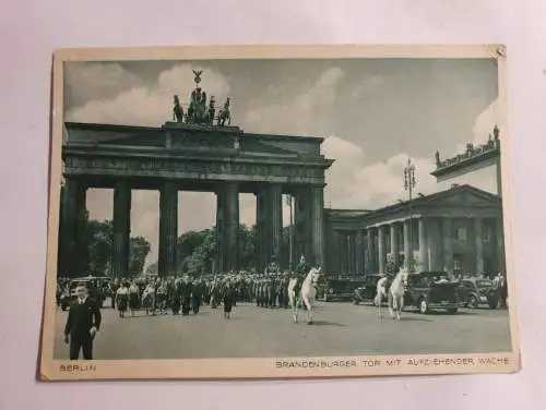 Berlin - Brandenburger Tor mit aufziehender Wache