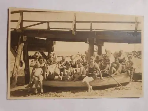Viele Menschen am Strand in einem Boot