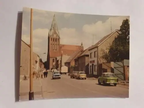 Strasse in Barth mit Trabbis und Kirche