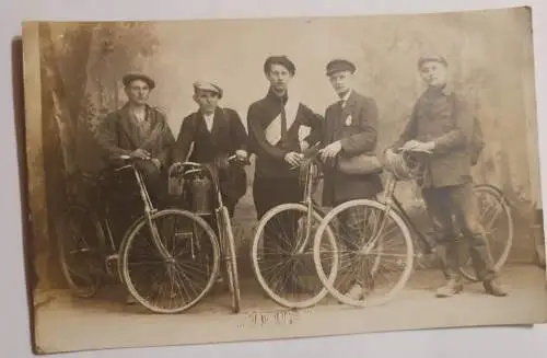 Junge Männer mit Fahrrad