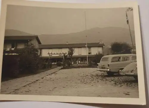 Parkplatz mit Wohnhaus