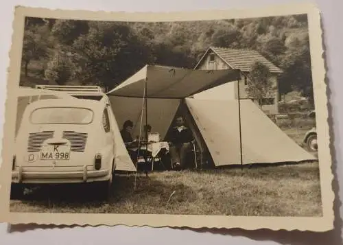 Fiat 600 am Campingplatz