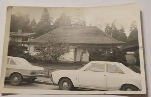 Autos vor Wohnhaus