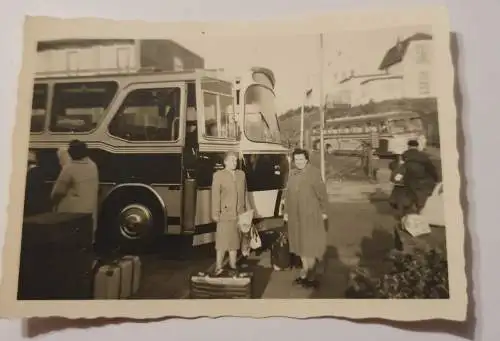 2 Frauen vor einem Bus