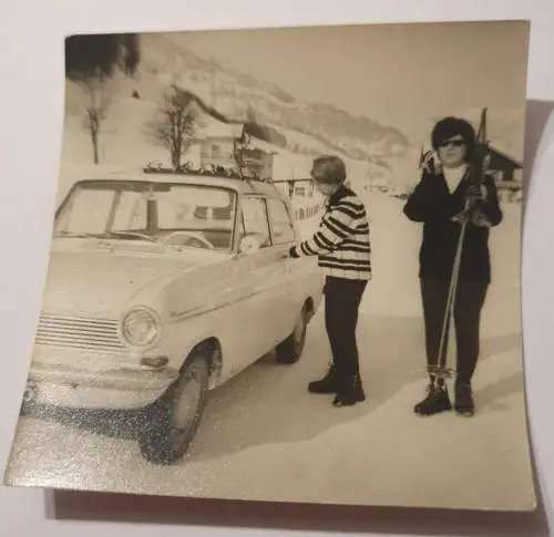 Menschen im Schnee mit Auto
