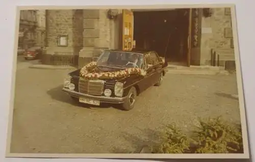 Alter Mercedes mit Hochzeitsschmuck