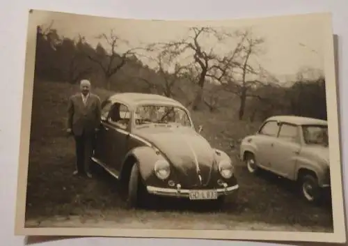 Mann mit VW Käfer