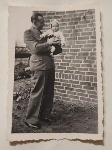 Soldat mit Kleinkind 1942