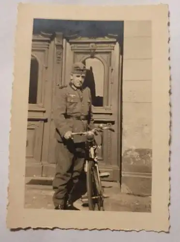 Soldat mit Fahrrad