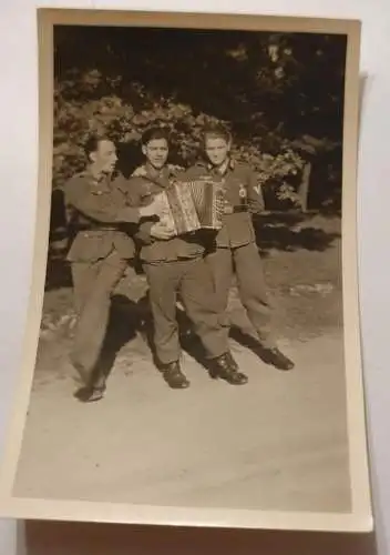 3 Wehrmacht Soldaten mit Akkordeon