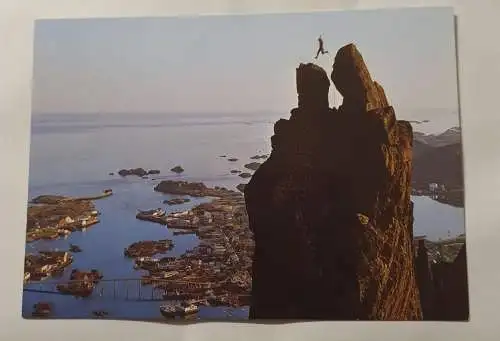 Norwegen - Bergsteiger springt auf den Berg Svolværgeita