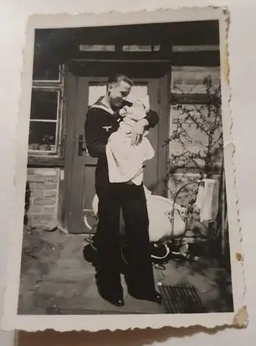 Soldat mit Baby 1942