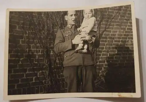 Wehrmachts Soldat mit Kind
