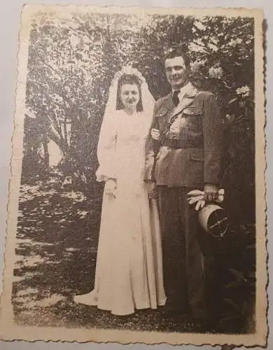 Französischer Soldat mit Ehefrau - 1946
