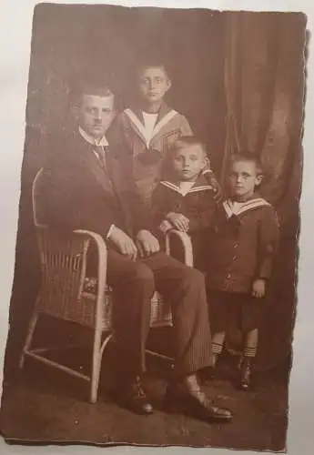 Vater mit drei Söhnen - 1922