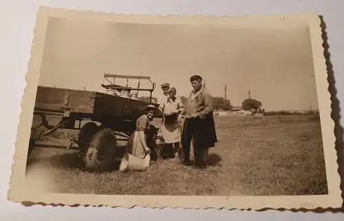 Bauern auf dem Feld mit Wagen