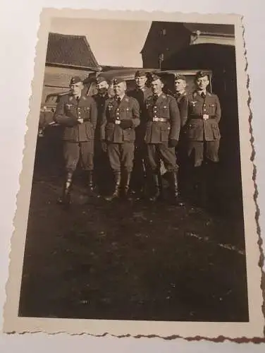 7 Luftwaffe Soldaten mit Fahrzeug