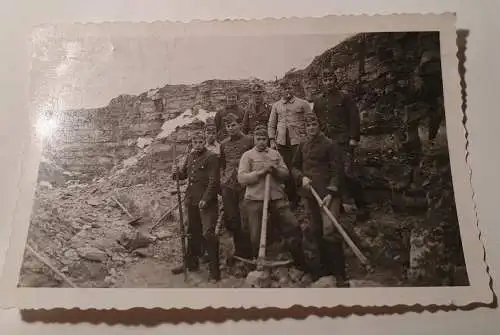 Soldaten beim Graben 1938