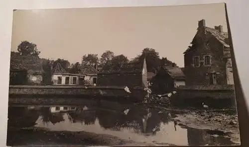 Zerstörtes Dorf mit Fluss
