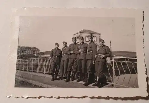 Wehrmachtssoldaten auf Brücke in Frankreich - 1941