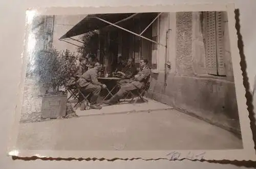 Soldaten beim Pausemachen im Cafe - 1941