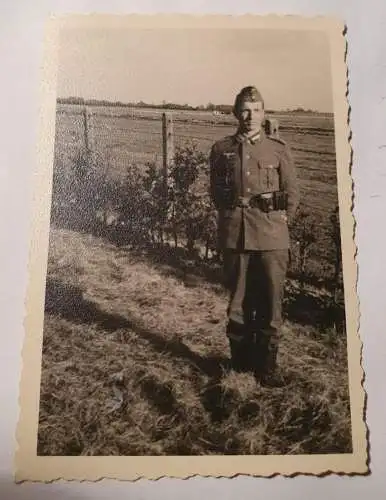 Deutscher Soldat auf Feldweg - 1942