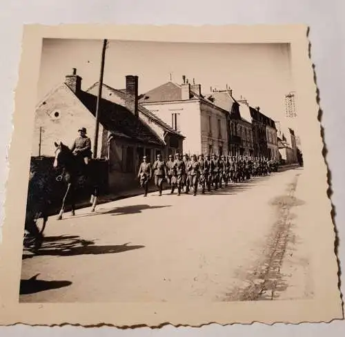 Soldaten Marschieren durchs Dorf/Stadt - 1941