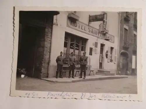 Soldaten - vor dem Hotel Saint Marie - Frankreich - 1941