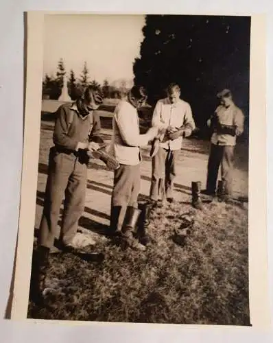 Soldaten beim Stiefel Putzen - 1941
