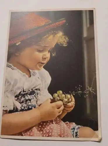 Kleines Kind mit Trauben