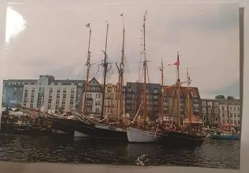 Verschiedene Segelschiffe im Hafen