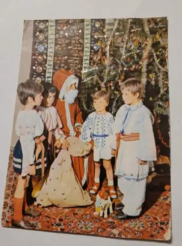Nikolaus Kinder an Weihnachten mit Verkleidung