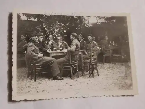 Soldaten im Gartenlokal 1941
