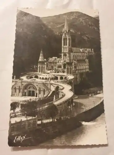 Lourdes - La Basilique et le Gave