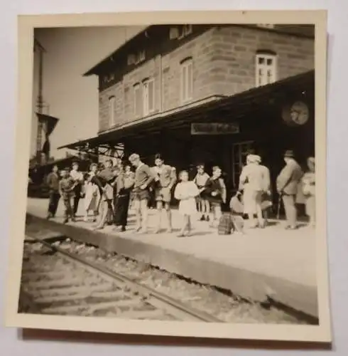 Menschen am Bahnhof