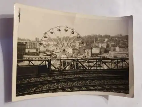 Eisenbahnschienen mit Riesenrad